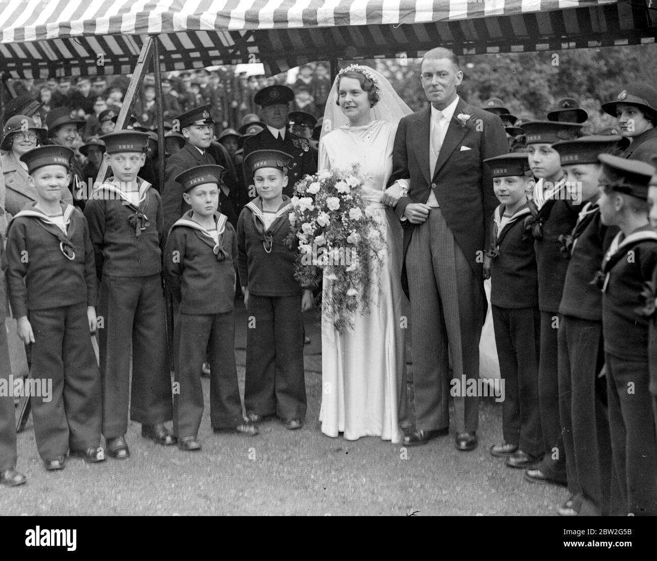 Mariage du commandant de Lieut Charles Stevens et de Mlle Ellen Grace Garland Edwards dans la chapelle de l'école de la marine marchande royale de Wokingham. (Le père des brides, le capitaine H.W. Edwards est gouverneur de l'école) 4 novembre 1936 Banque D'Images