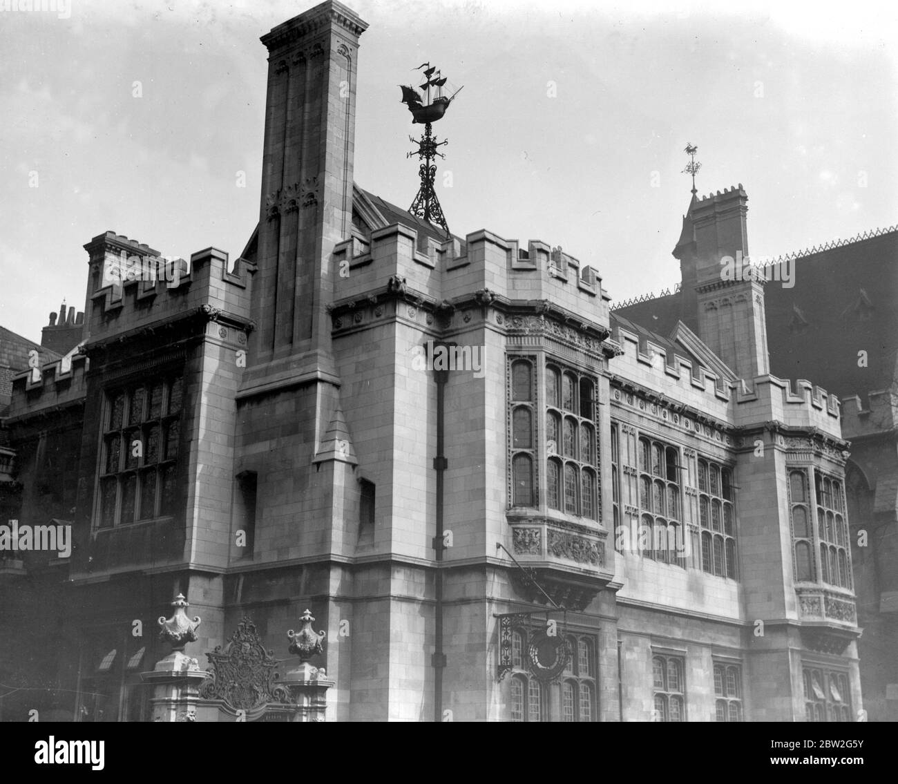 Modèle de navire à limoner comme weathervane à Astor House, Embankment. Maintenant Incorporated salle des comptables agréés. 1929 Banque D'Images