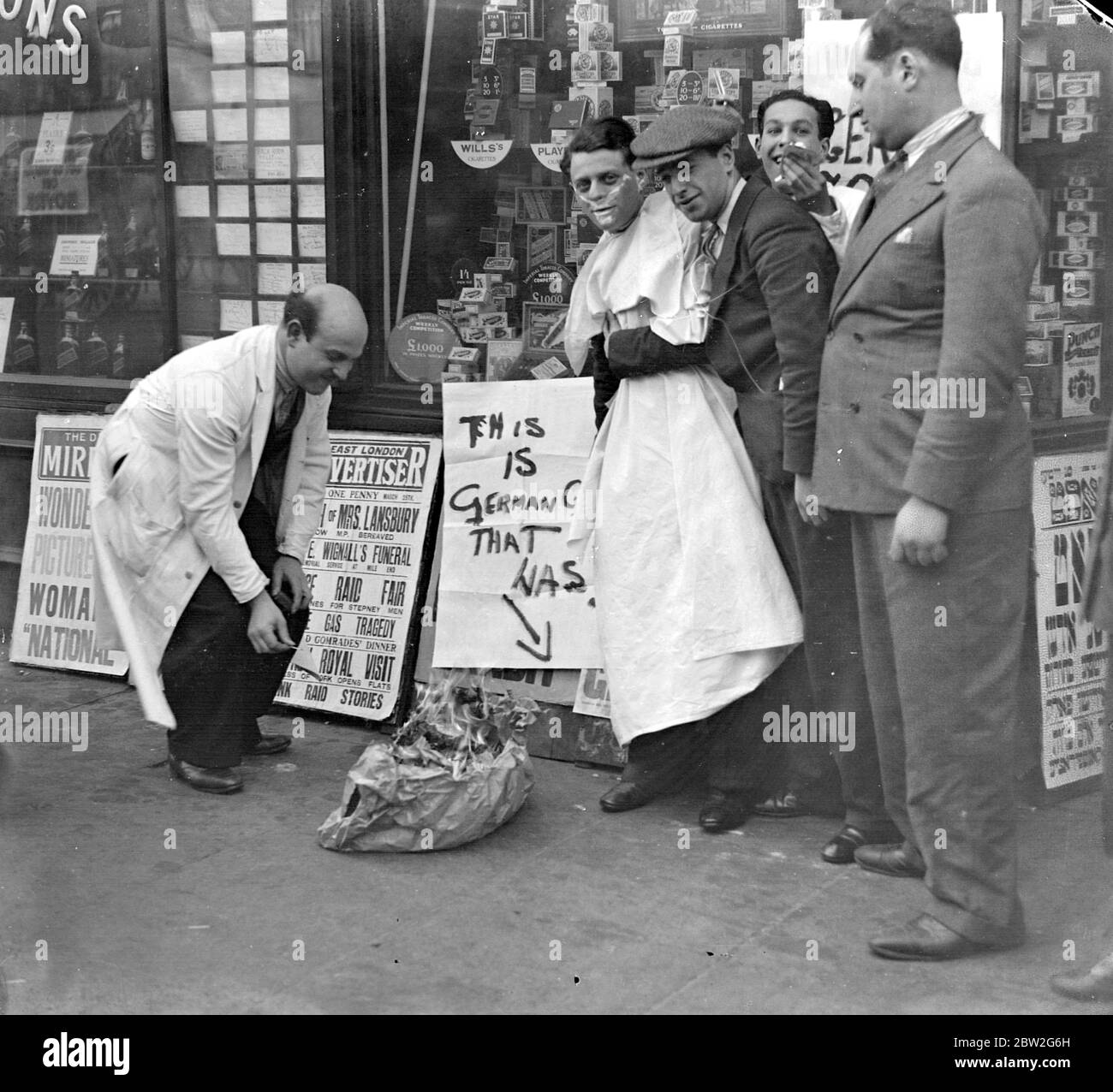 Démonstration de Jew. Manifestation anti-allemande, avec amusement parmi le petit groupe de spectateurs. 1933 Banque D'Images
