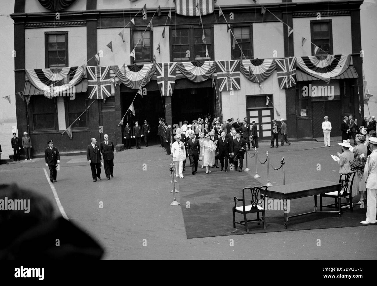 La tournée royale du Canada et des États-Unis par le roi George VI et la reine Elizabeth , 1939 le roi et la reine arrivent à New York. La réception à la batterie . Le maire la Guardia est à l'extrême droite du groupe Royal . Banque D'Images