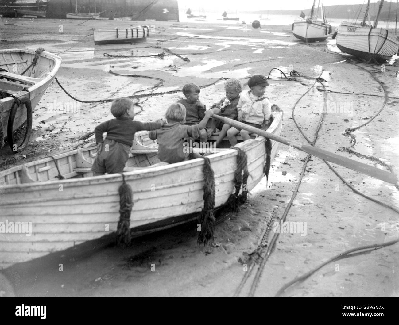 Etude enfant : chargement d'enfants par bateau. 1933 Banque D'Images