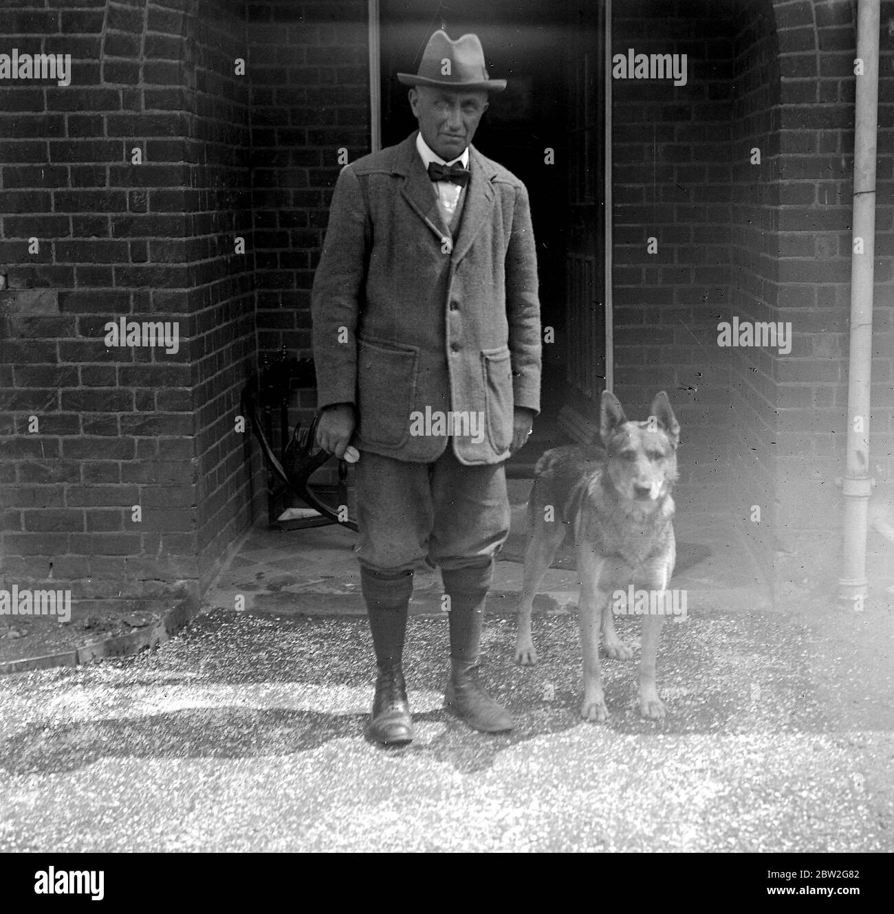 Capitaine R.B. Colmore, R.N., photographié chez Sherwood, New Barn, Longfield, Kent, où il a pris sa retraite après 20 ans de service comme capitaine et surintendant de l'instruction du navire Exmouth. Photographié avec son chien alsacien préféré Rufus. 24 juillet 1923 Banque D'Images