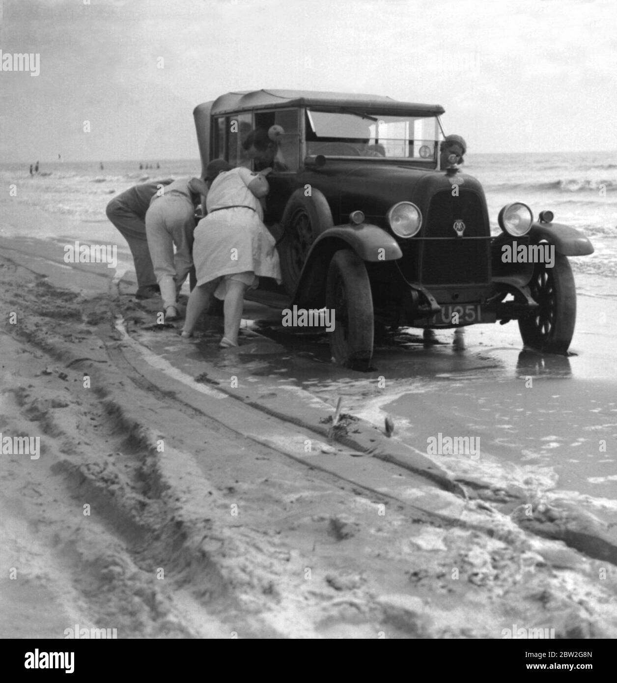 Voitures automobiles coincées à Camber Sands, Sussex. 1933 Banque D'Images