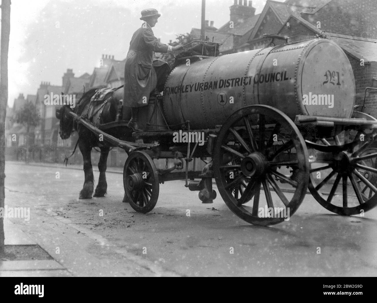Les femmes travaillent les chariots à eau à Finchley. Banque D'Images