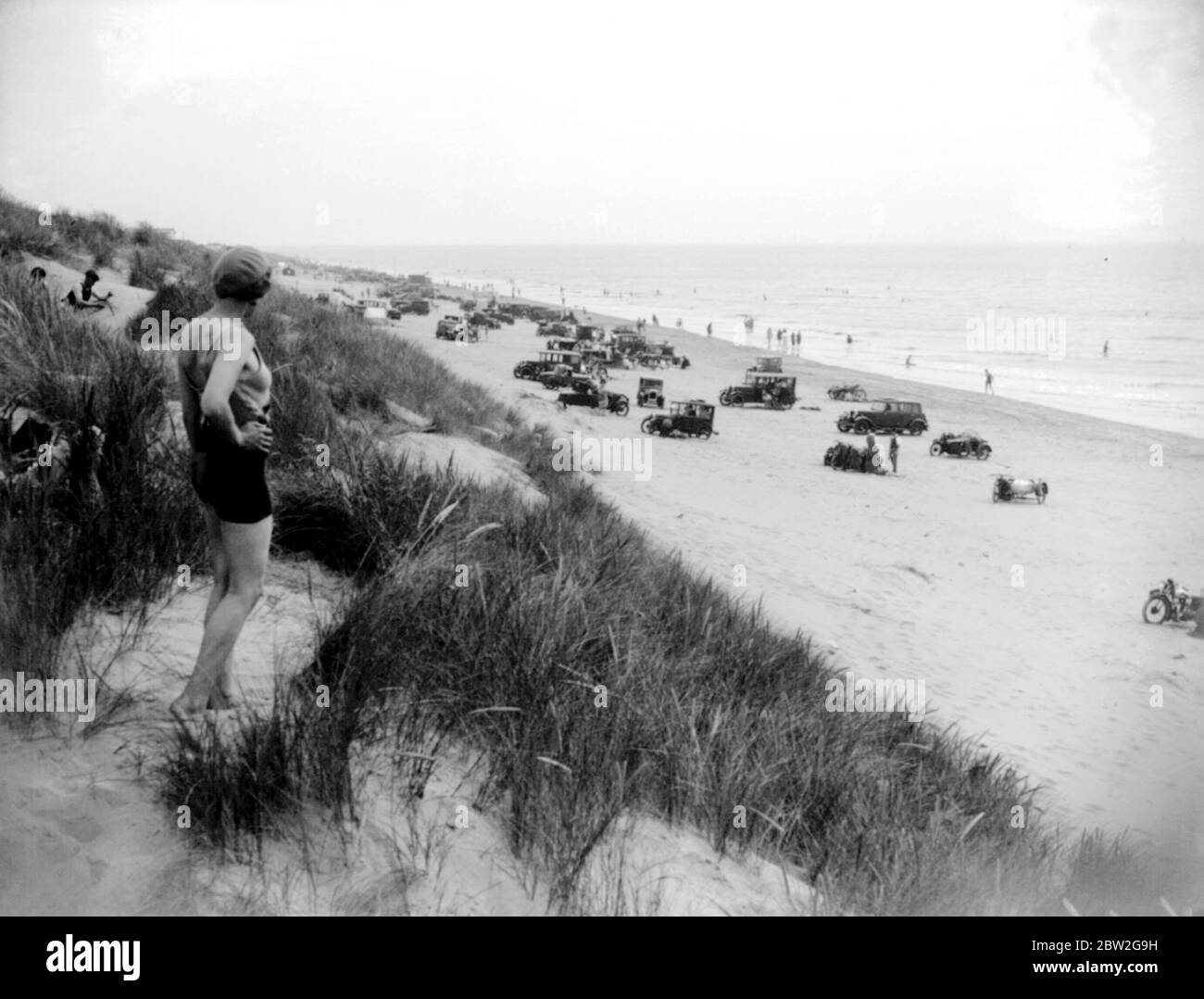 Voitures automobiles sur Camber Sands, Sussex. 1933 Banque D'Images