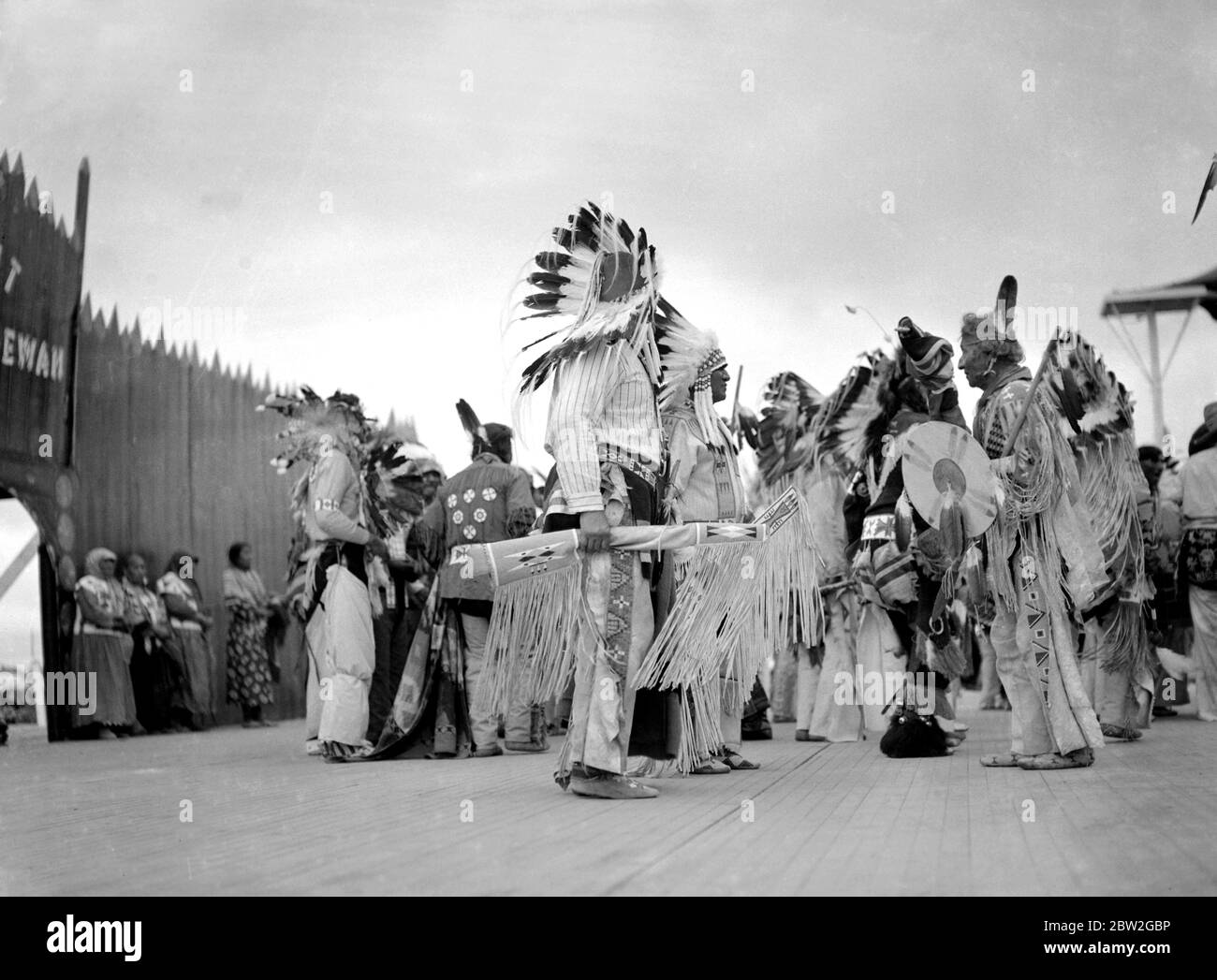 La tournée royale du Canada et des États-Unis par le roi George VI et la reine Elizabeth , 1939 le roi et la reine visitent Regina, capitale de la Saskatchewan . Ils sont accueillis par les chefs indiens des minerais , Sioux , Saultaus , Assiniboines et autres tribus . Les chefs de l'Inde avec leurs plumes et les tomahawks . Banque D'Images