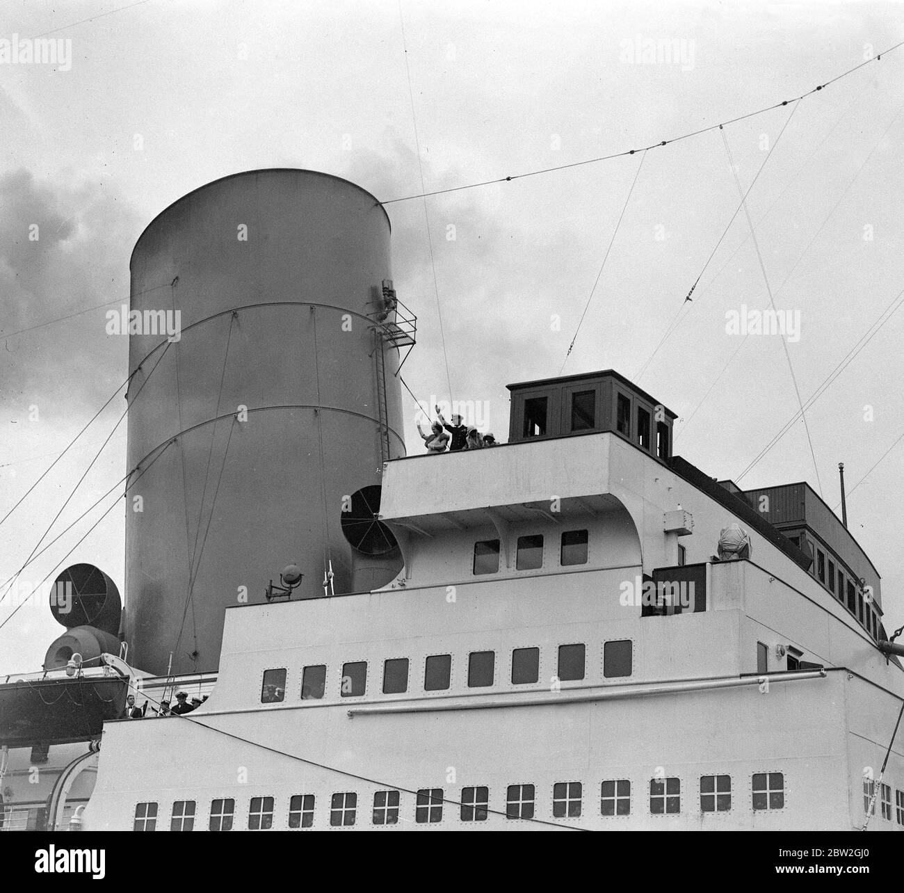 La tournée royale du Canada et des États-Unis par le roi George VI et la reine Elizabeth , 1939 . Le Roi et la Reine et les princesses ont fait des signes de l'impératrice de la Grande-Bretagne à l'arrivée à Southampton . Banque D'Images