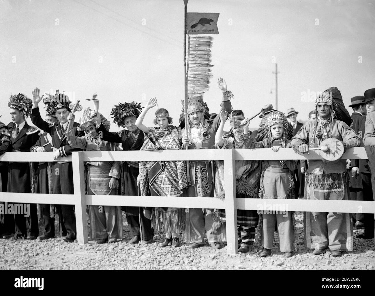 La tournée royale du Canada et des États-Unis par le roi George VI et la reine Elizabeth , 1939 Indiens de la tribu Huron , la plus ancienne des tribus canadiennes , qui ont accueilli le roi et la reine à Wolfe's Cove, au Québec. Banque D'Images