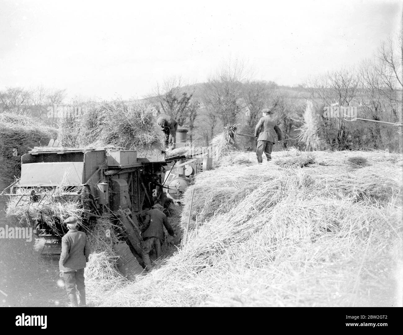 Battage en 1934, le moteur de traction Aveling et porter a construit un moteur à cylindres composés de 1920 ch PB9810 appartenant à Bruce Harwood Dolling de la banque de Farn, Eynsford Banque D'Images