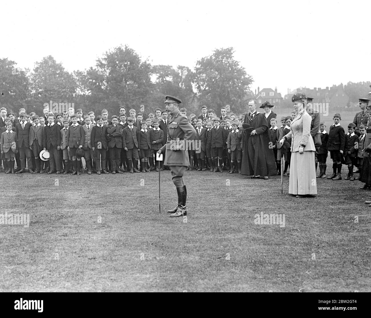 Visite royale à Bedford. Sa Majesté s'adressant aux garçons à l'école Bedford. 27 juin 1918. Banque D'Images
