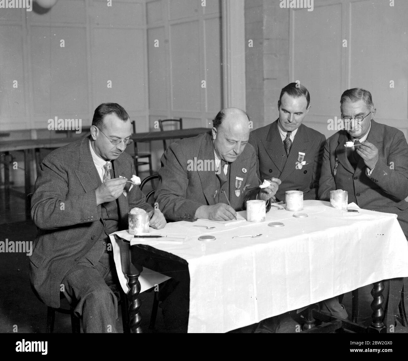 Des experts jugent des expositions à la crème glacée et au spectacle laitier à Olypia . M. F.J. Orth, le Président, avec les juges . 2 janvier 1934 Banque D'Images