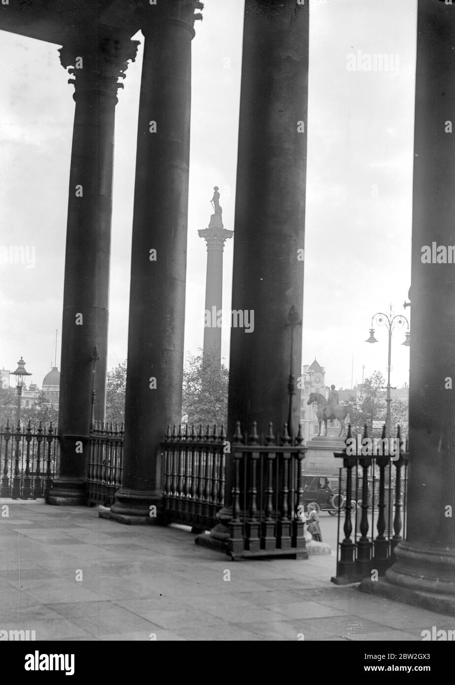 Une vue navale de la colonne Nelson vue du Portico de St Martin-in-the-Fields. 4 septembre 1922 Banque D'Images