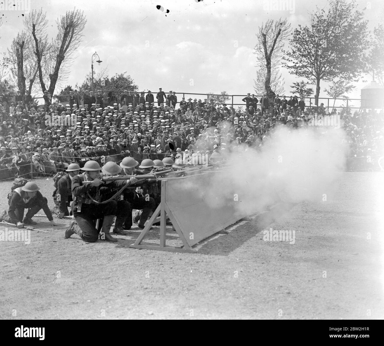 Répétition de l'exposition navale à Whale Island pour le tournoi royal. Attaquer l'ennemi de la couverture. 16 mai 1924 Banque D'Images