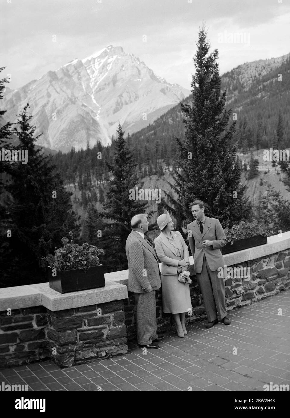 La tournée royale du Canada et des États-Unis par le roi George VI et la reine Elizabeth , 1939 le roi et la reine avec le premier ministre canadien , Mackenzie King , se détendre sur une terrasse à Banff, dans les Rocheuses canadiennes . Banque D'Images