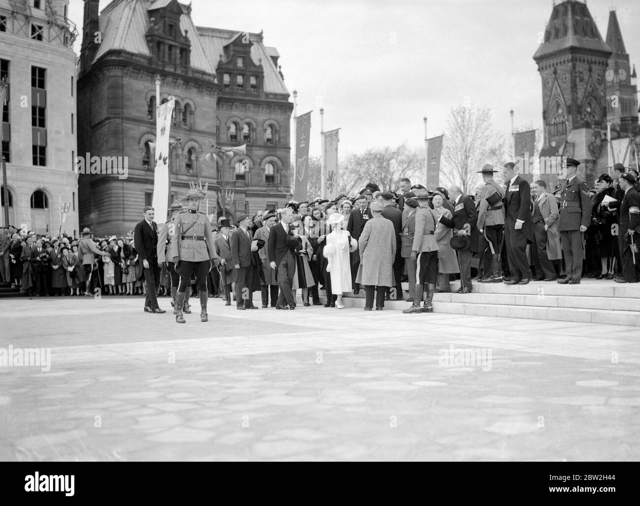 La tournée royale du Canada et des États-Unis par le roi George VI et la reine Elizabeth , 1939 King a dévoilé le Monument commémoratif de guerre du Canada à Ottawa et a reçu une grande ovation de la part d'anciens militaires canadiens après la cérémonie. Banque D'Images