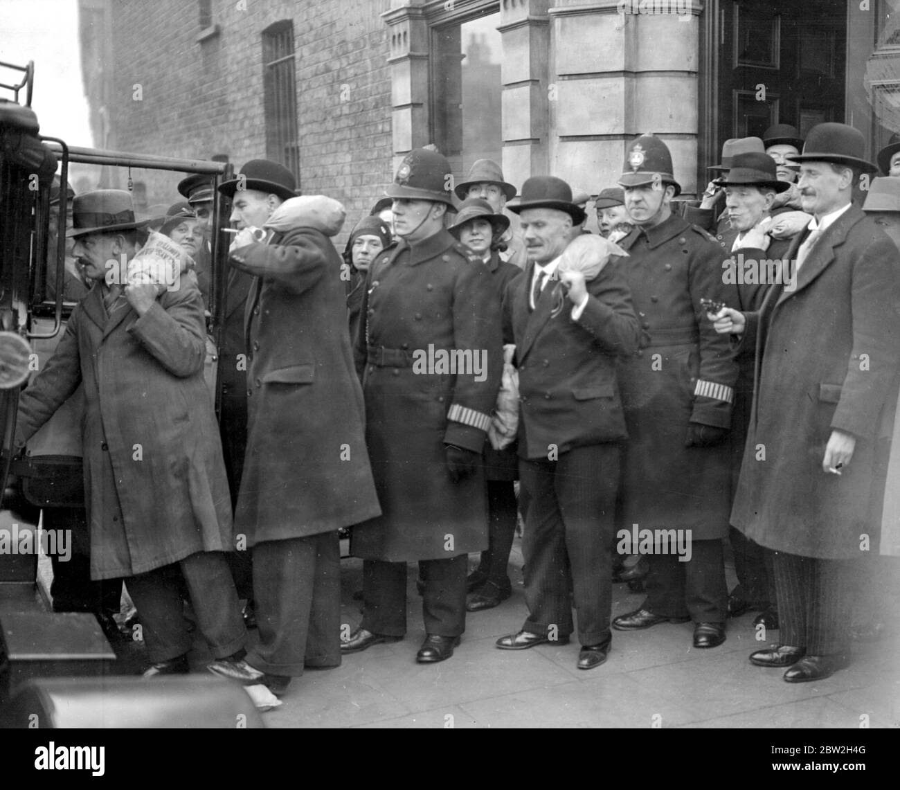 Partager. Escorte de police armée Â 15,000 £ de la banque pour distribution à 18,000 membres du West Green P.S.A Slate Club. 12 décembre 1931 Banque D'Images