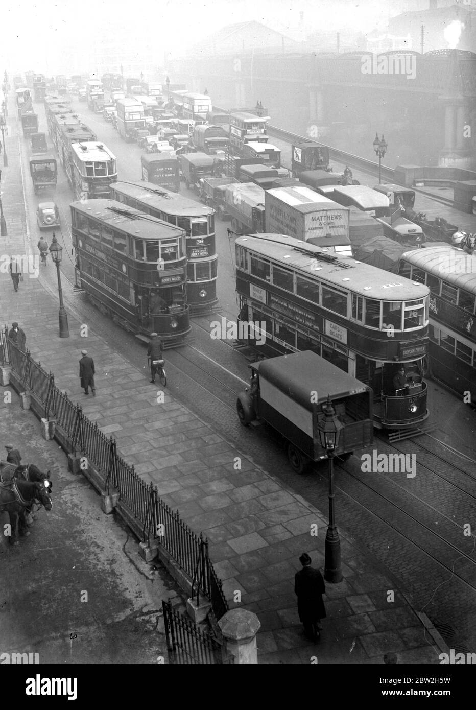 Circulation à Londres - Pont Blackfriars. 15 octobre 1936 Banque D'Images