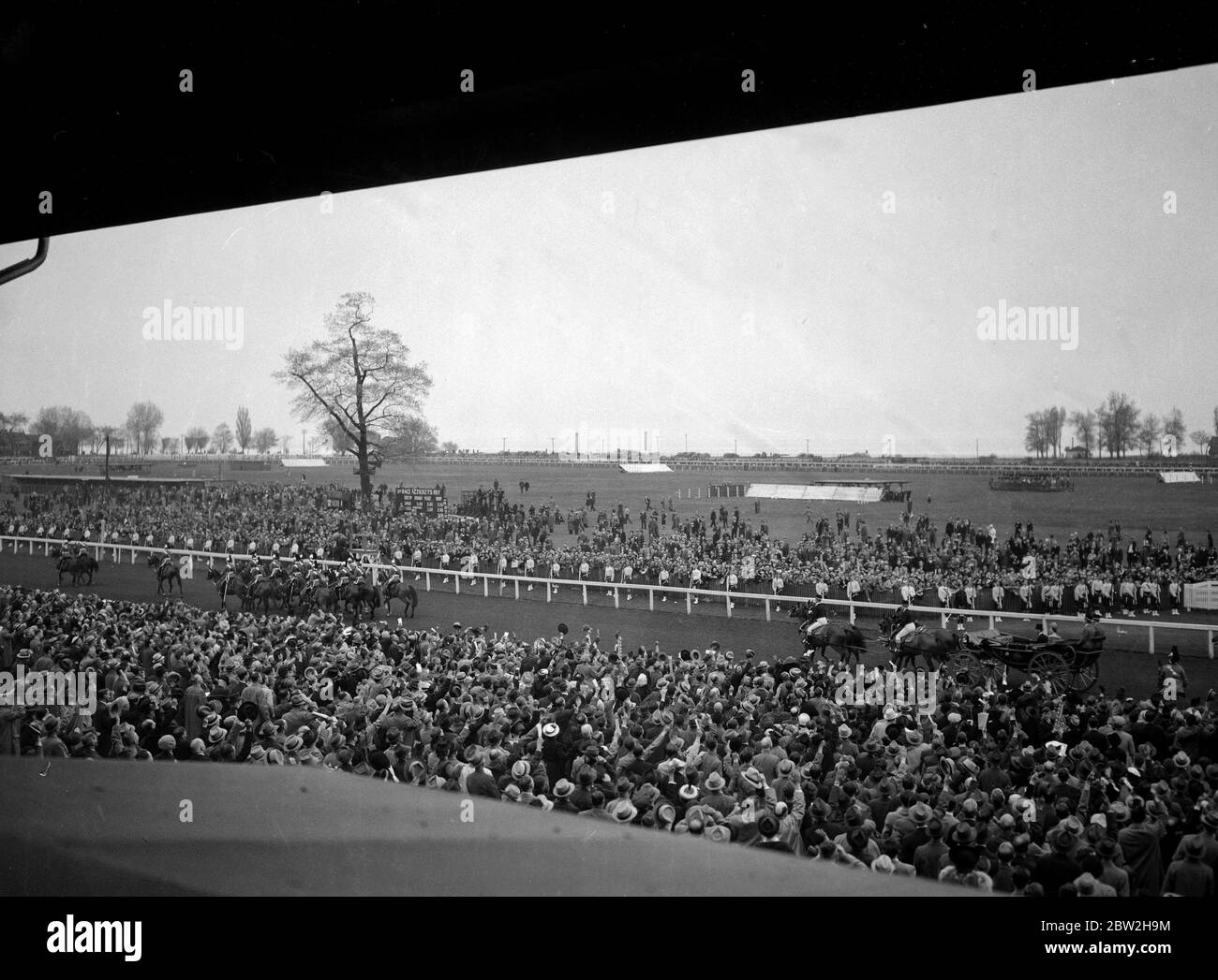 La tournée royale du Canada et des États-Unis par le roi George VI et la reine Elizabeth , 1939 le roi et la reine conduisent dans l'État vers le bas Woodbine Racecourse , Toronto . Banque D'Images