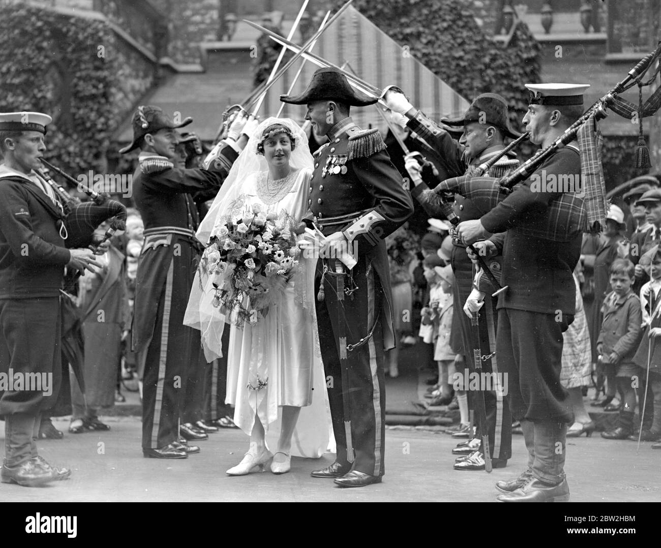 Mariage du lieutenant-commandant Mackintosh, DSC,RN et de Mlle Margaret Elizabeth Darroch à St Jude's, Courtfield Gardens, Londres. 26 juillet 1927 Banque D'Images