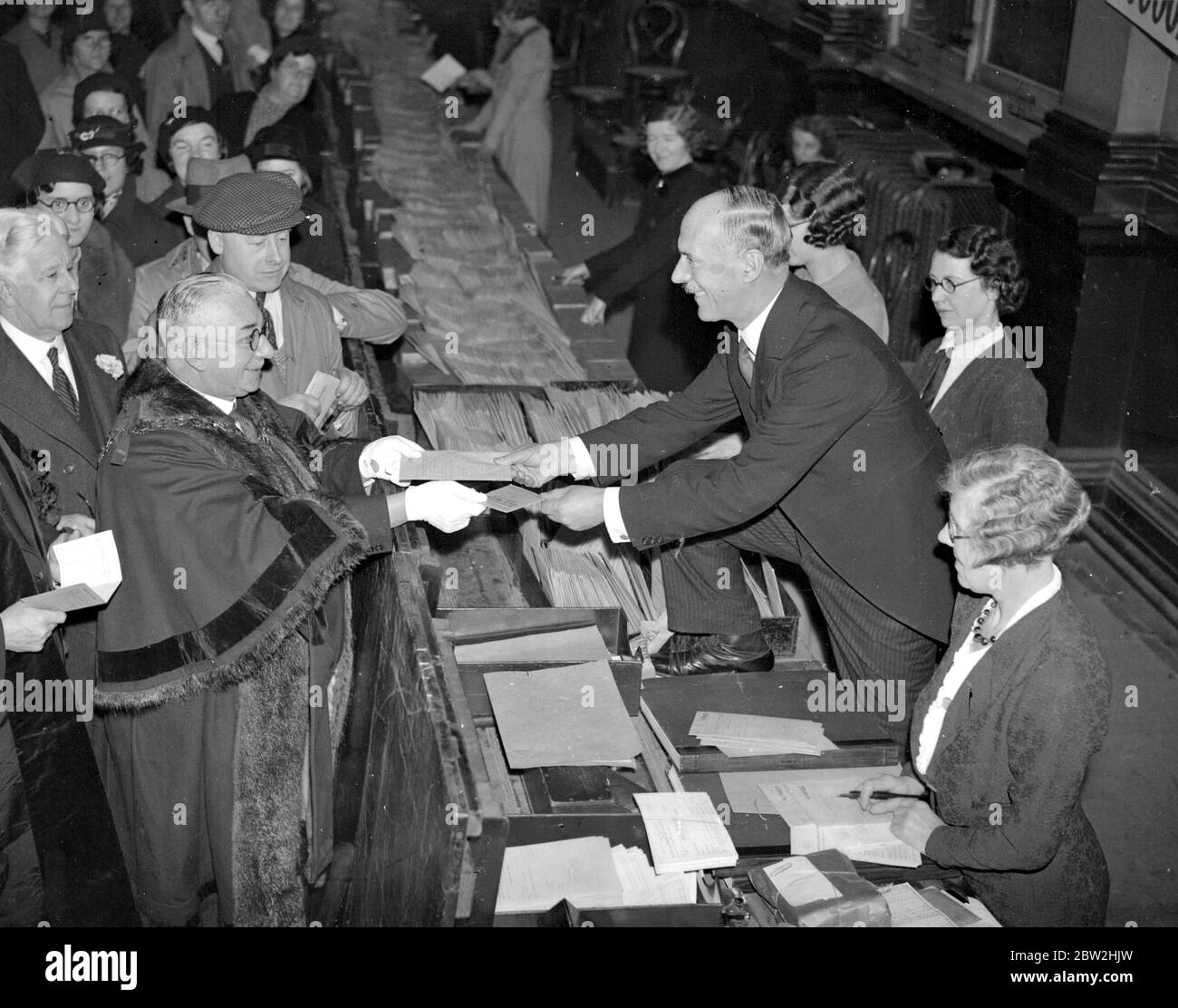 Broadway Congregational Societies Â £ 70,000 part out (Hammersmith). Le maire de Hammersmith (Alderman John Rooke J.P.) a reçu le premier paquet de Alderman E.J.B. Spearing (sec. De SOC. Et ancien maire de Hammersmith). 17 décembre 1936 Banque D'Images