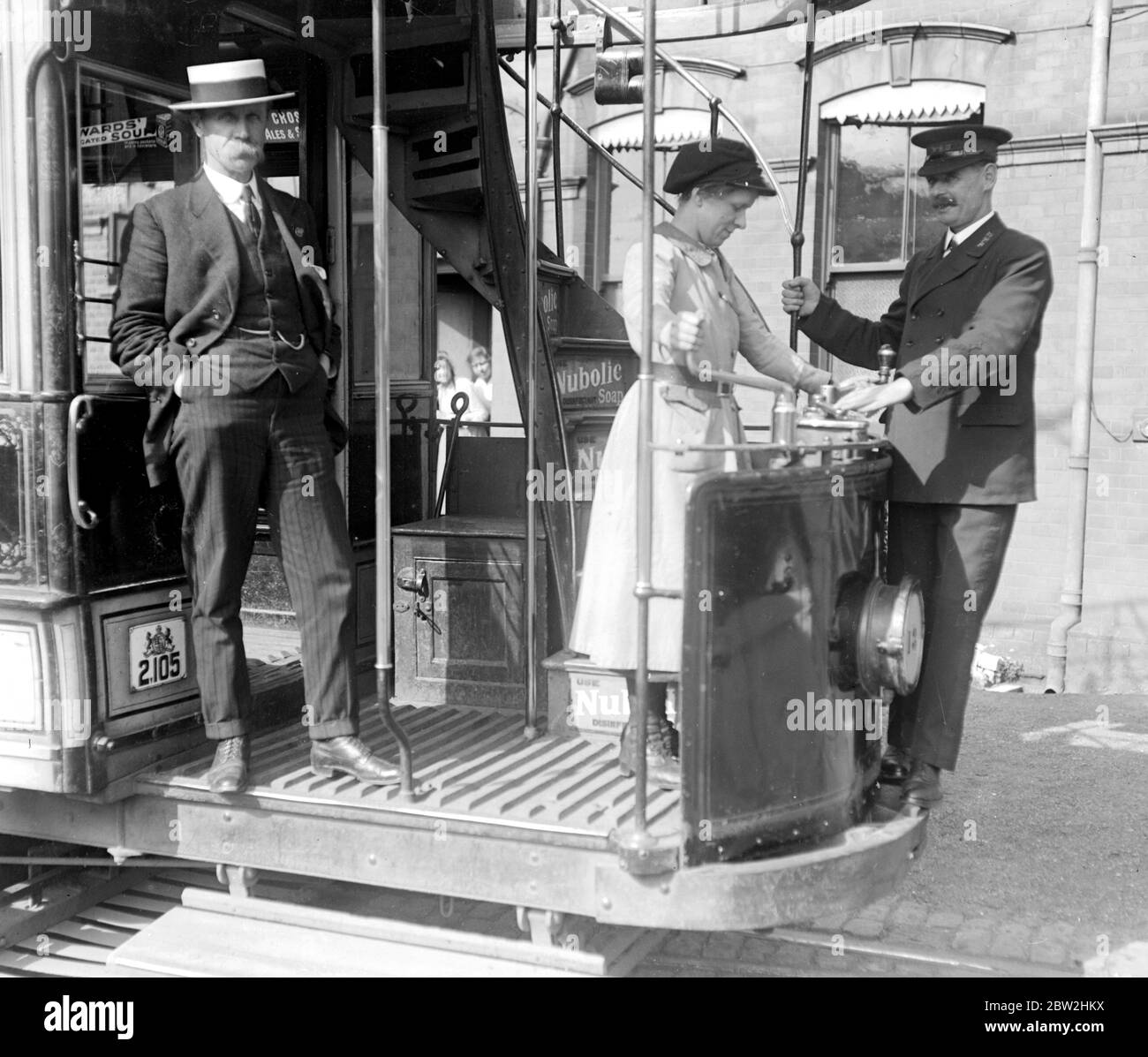 Le conducteur de la voiture First Woman Tram. Juin 1918 Banque D'Images