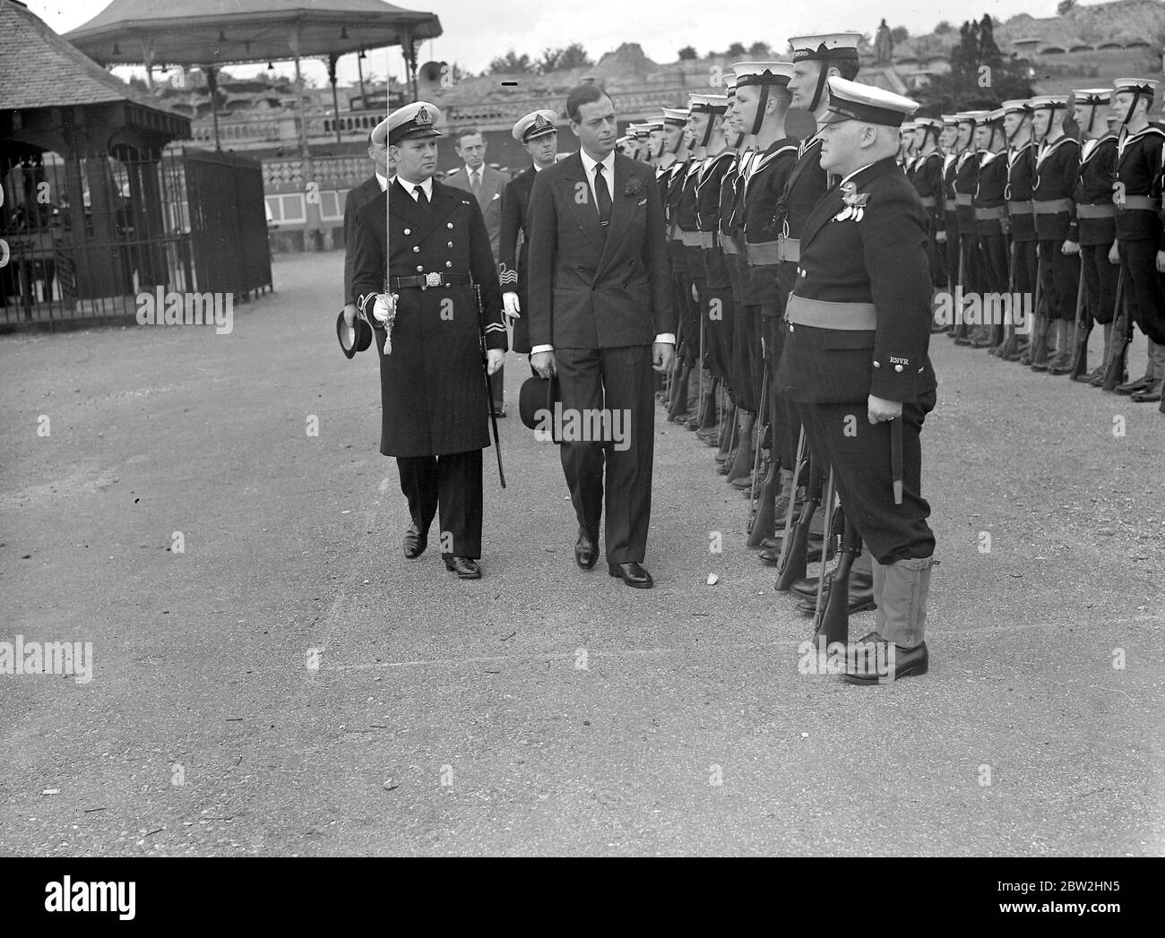 R.N.V.R. Re-Union au Crystal Palace. Le duc de Kent inspecte la Garde d'honneur. 11 juin 1938 Banque D'Images