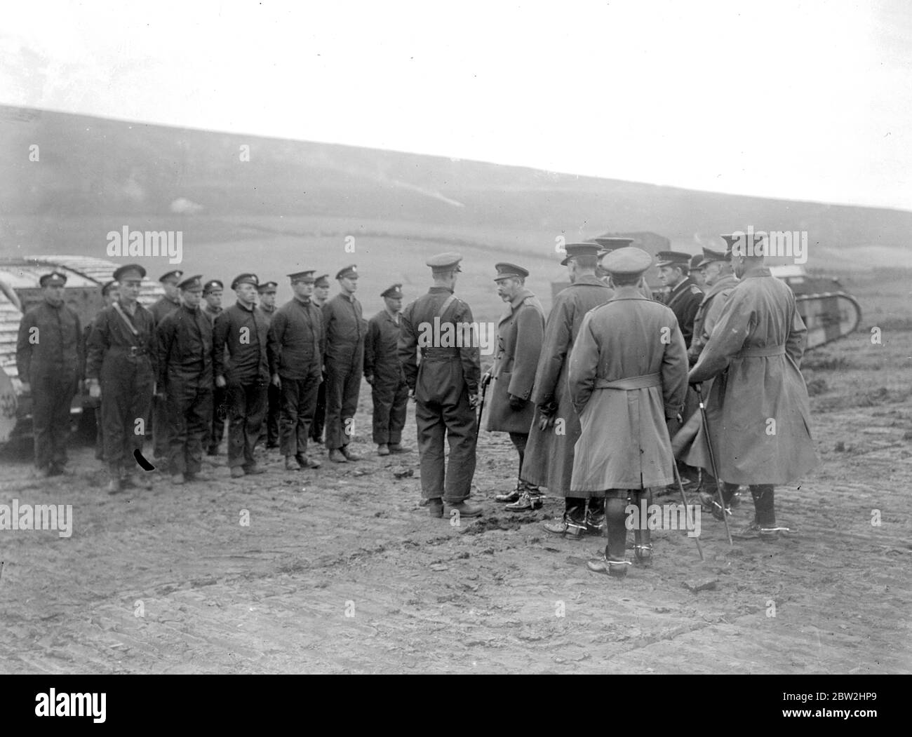 Le roi inspecte le corps de formation de chars au dépôt du Sud. Équipe d'inspection d'un réservoir 25 octobre 1918 Banque D'Images