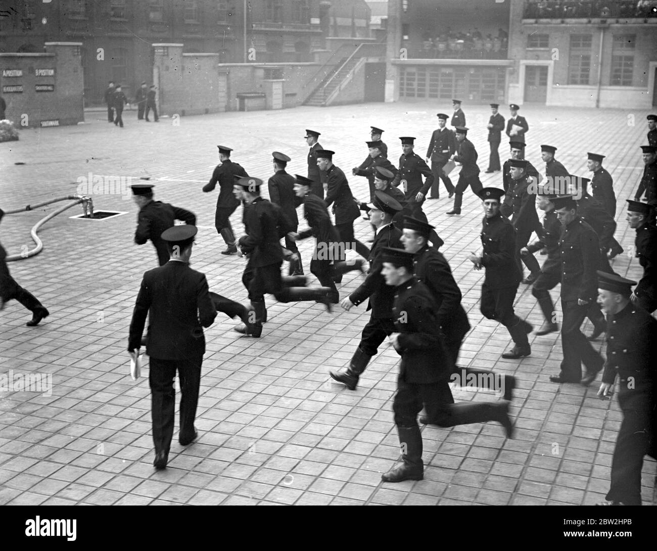 Crise de guerre, 1939. Concours d'évasion de la brigade des pompiers de Londres au siège social de Chelsea. 19 avril 1939 Banque D'Images