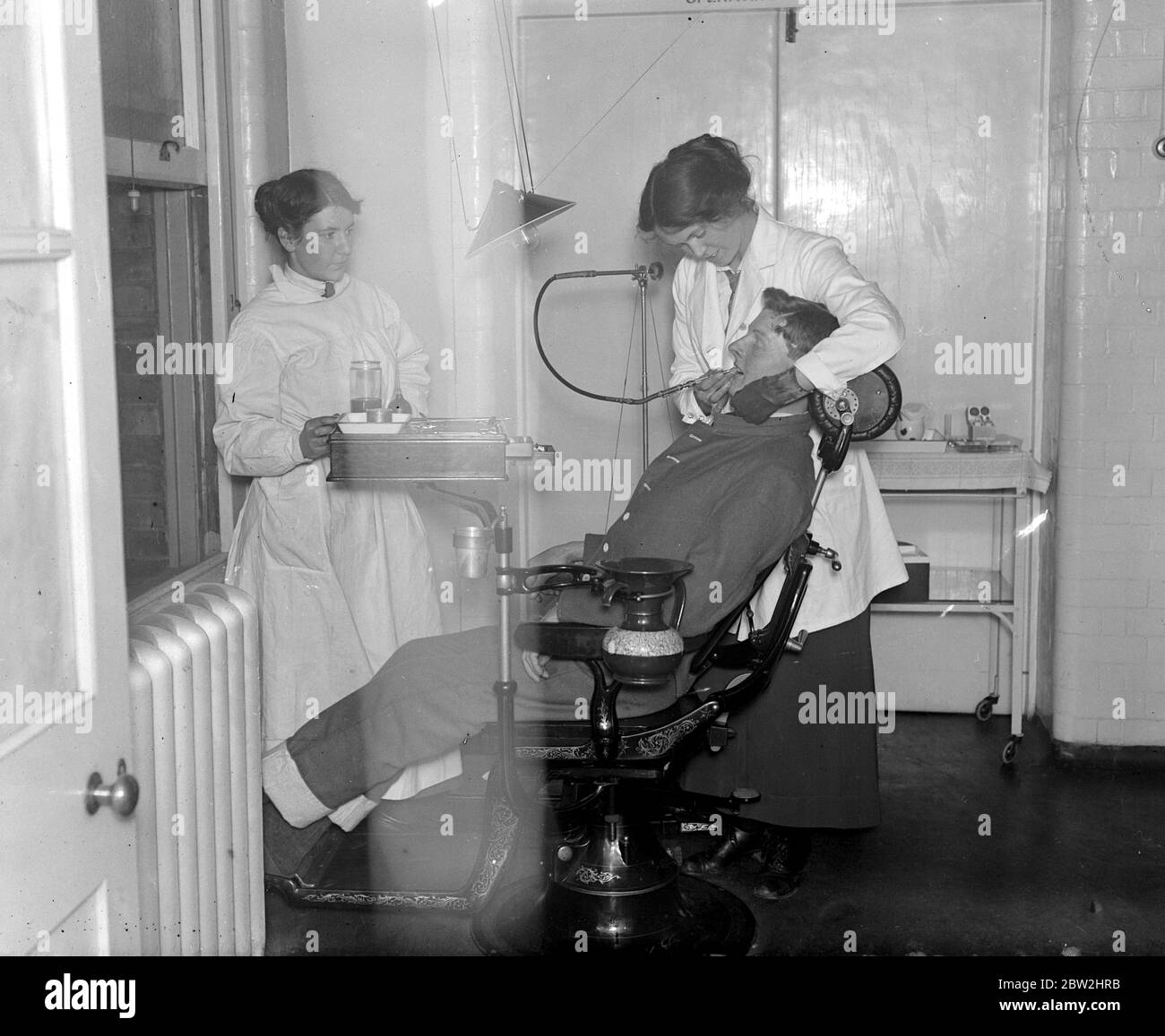 Hôpital dirigé par des femmes - Endell Street Military Hospital , Londres . Lady dentiste au travail. Février 1917 Banque D'Images