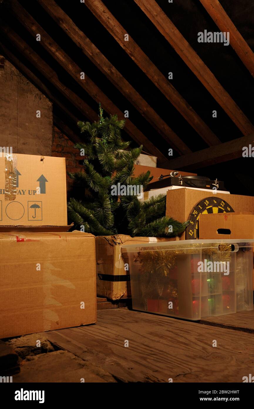 Décorations de Noël et boîtes dans un espace de rangement dans un grenier Banque D'Images