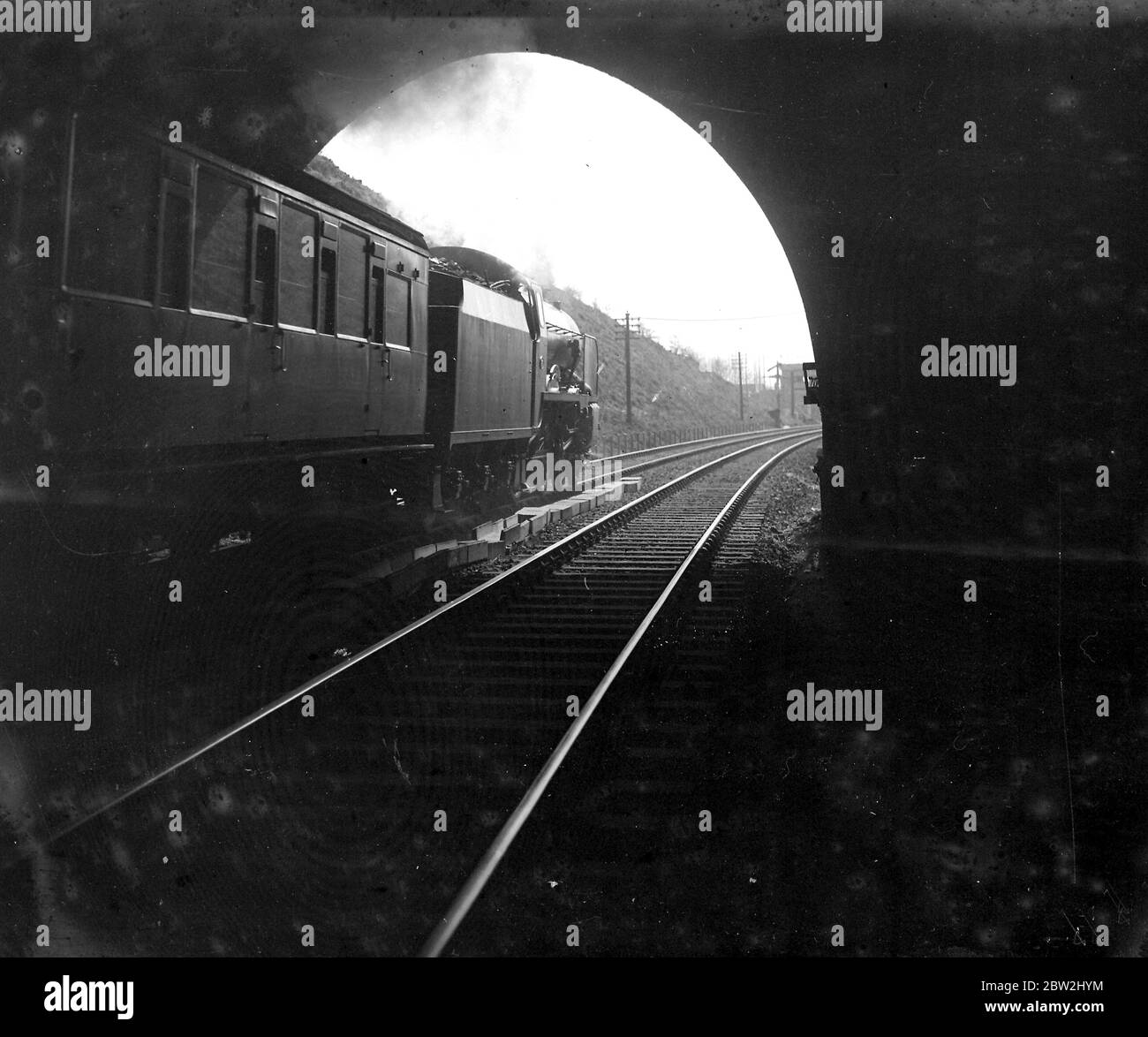 Train en quittant le tunnel. 1934 Banque D'Images