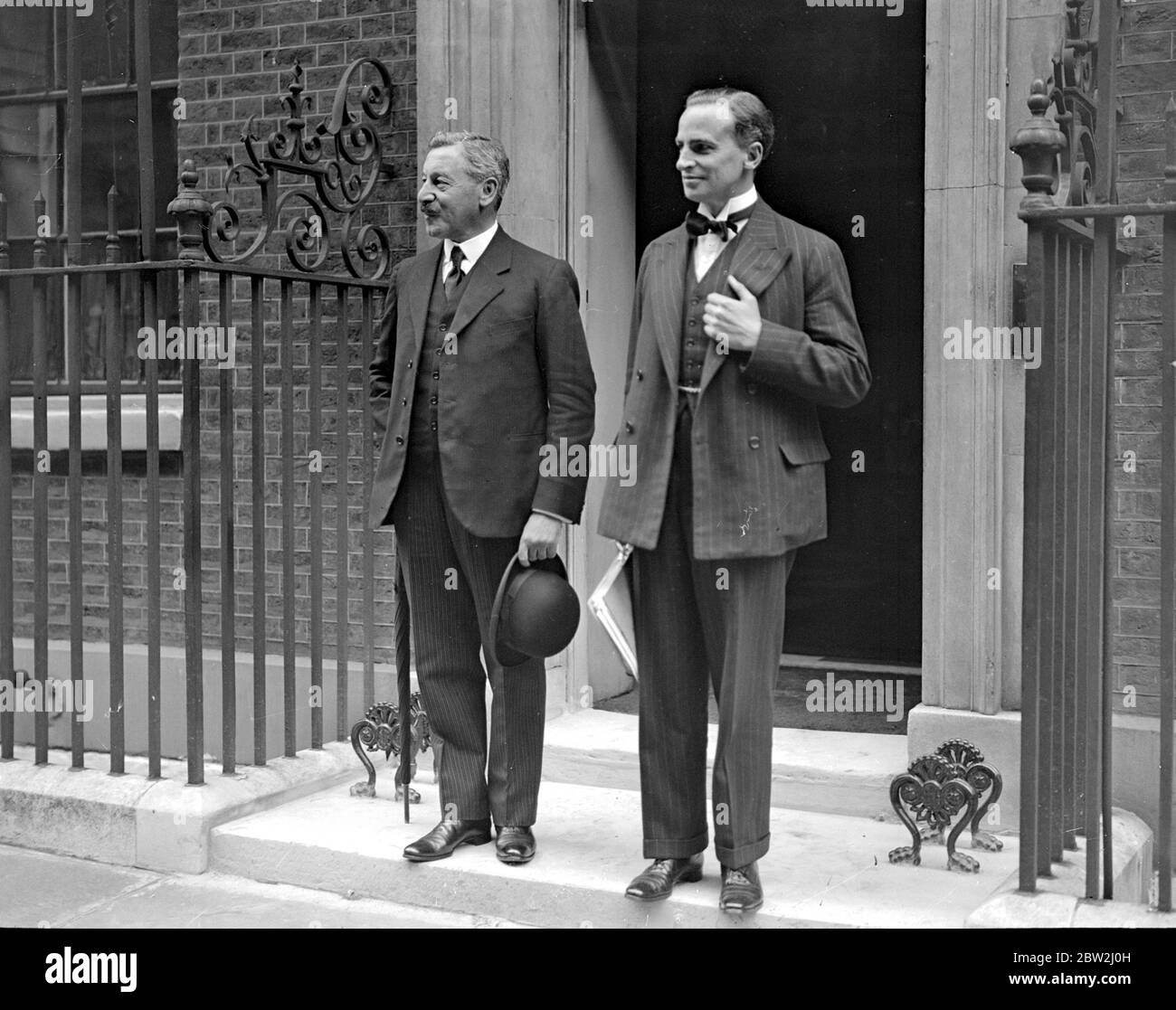 Downing Street. Neville Chamberlain et Sir Archibald Sinclair. Chamberlain, [Arthur] Neville politicien conservateur britannique; lord maire de Birmingham 1915-1916; secrétaire britannique à la santé 1923, 1924-1929; chancelier britannique de l'Échiquier 1923-1924, 1931-1937; Premier ministre britannique 1937-1940; signé le Pacte de Munich 1938; reconnu le régime de Francisco Franco en Espagne 1939; initié la conscription en temps de paix 1939; Déclaré la guerre à l'Allemagne après l'invasion allemande de la Pologne en 1939 ; a démissionné du poste de Premier ministre après avoir perdu le vote de confiance dans la Chambre des communes ; notoire pour sa politique d'apaisement envers l'ensemble Banque D'Images