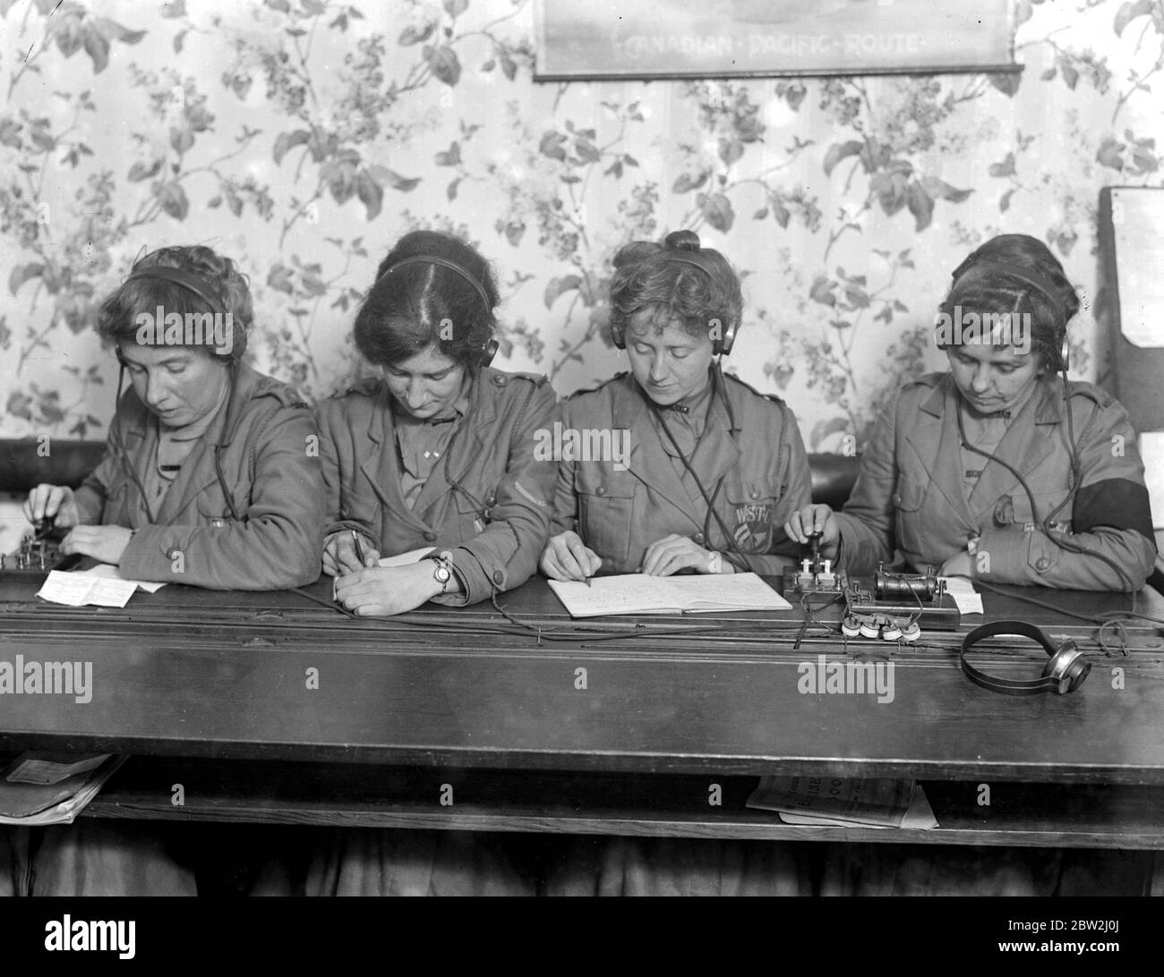 Le corps de signalisation territorial des femmes apprenant sans fil à l'université sans fil de l'est de Londres femmes au travail aux machines de transmission. 1914-1918 Banque D'Images