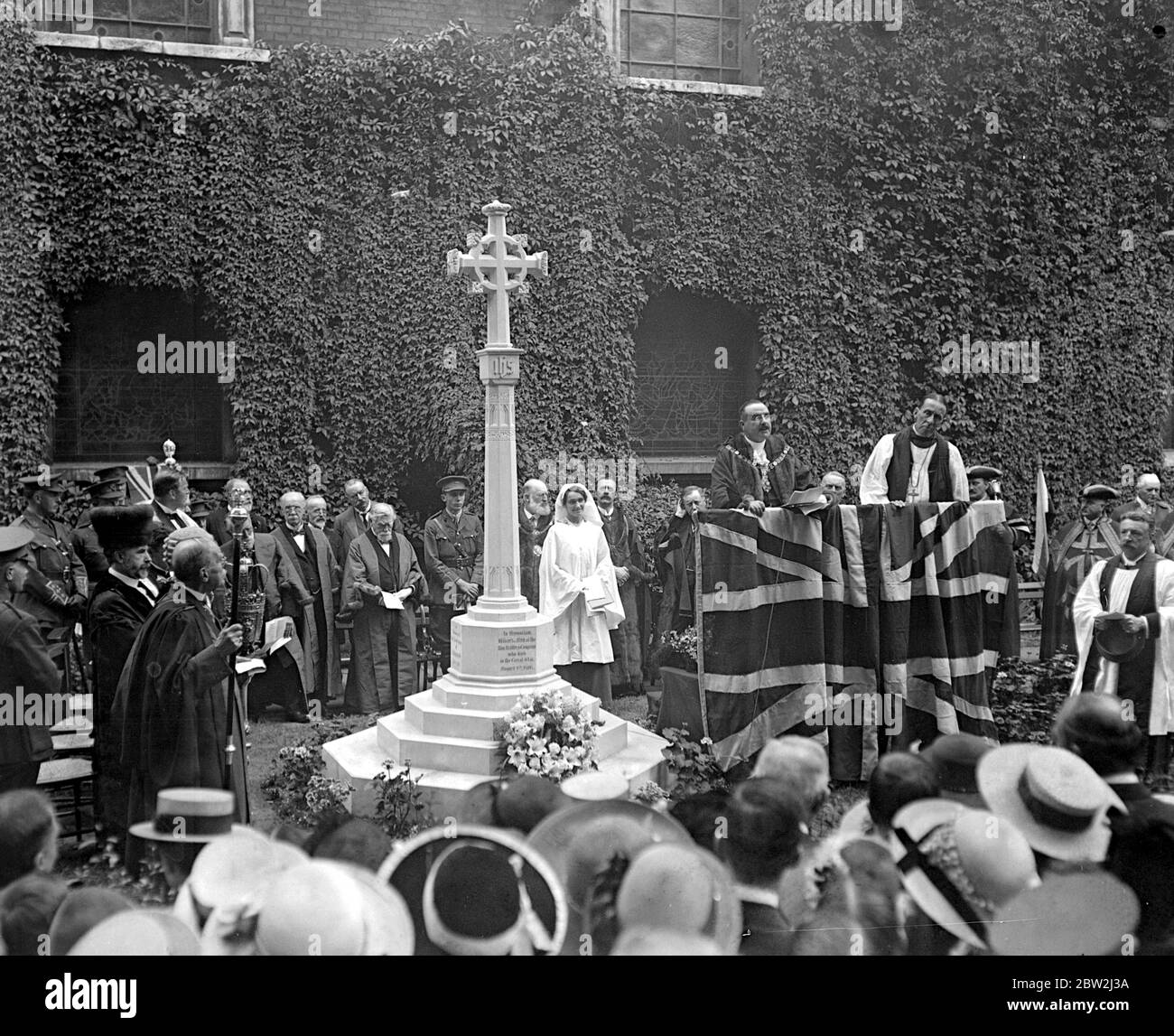 Le premier mémorial de Kitchener a été dévoilé à St Botolphes, l'évêque de Stepney et le maire Lord parlant. 1914-1918 Banque D'Images