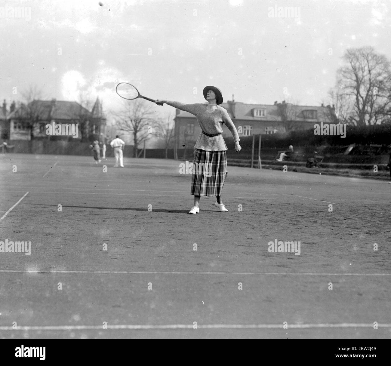 Madame Sinclair a des leçons de tennis de Mme Larcombe à Roehampton. 19 avril 1922 Banque D'Images