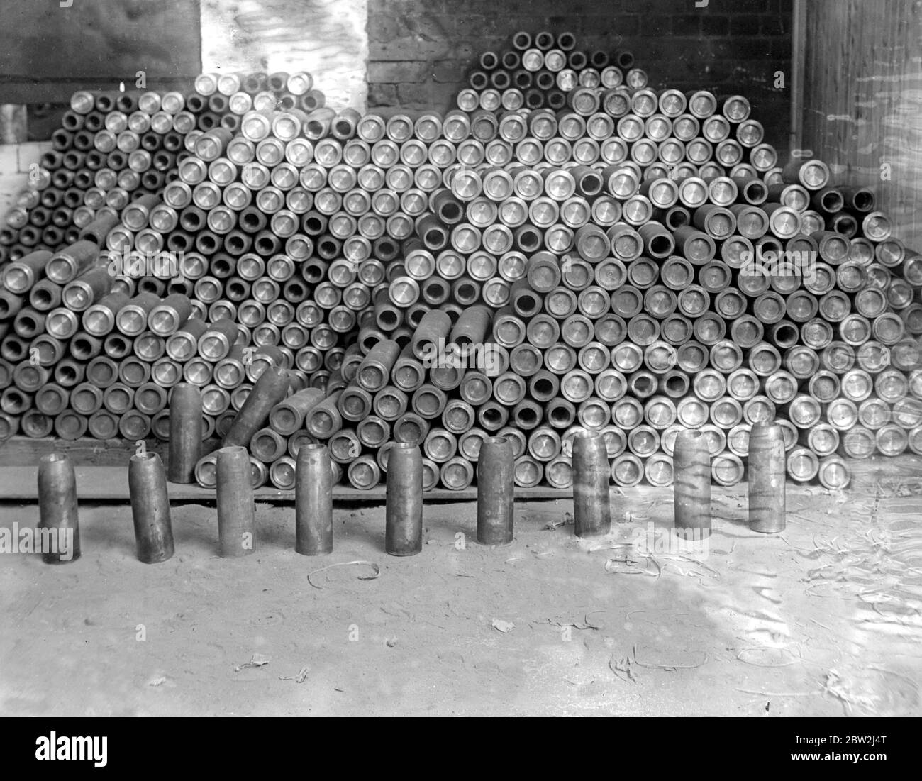 coques explosives hautes finies car elles quittent l'atelier de tournage, prêtes pour l'installation du capuchon de fusible en laiton. Les munitions de Lord George agissent. Banque D'Images