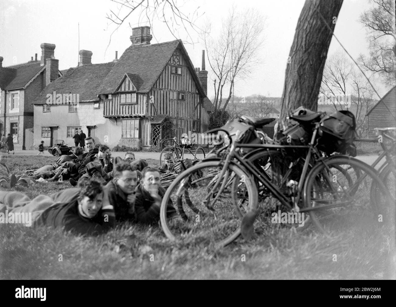 Cyclistes se reposant à Eynsford, Kent . 1933 Banque D'Images