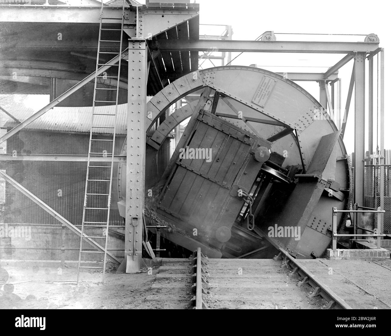 Royal Navy cordite Factory à Holton Heath. Les organisateurs de l'usine ne peuvent pas être accusés de gaspiller de l'argent public et tous les dispositifs possibles d'économie de main-d'œuvre ont été introduits - cette pièce de machine transforme un camion de charbon pour vider le corps. Cela signifie que 900 tonnes de charbon sont manutentionnées chaque semaine par seulement quatre hommes. 26 mars 1919 Banque D'Images