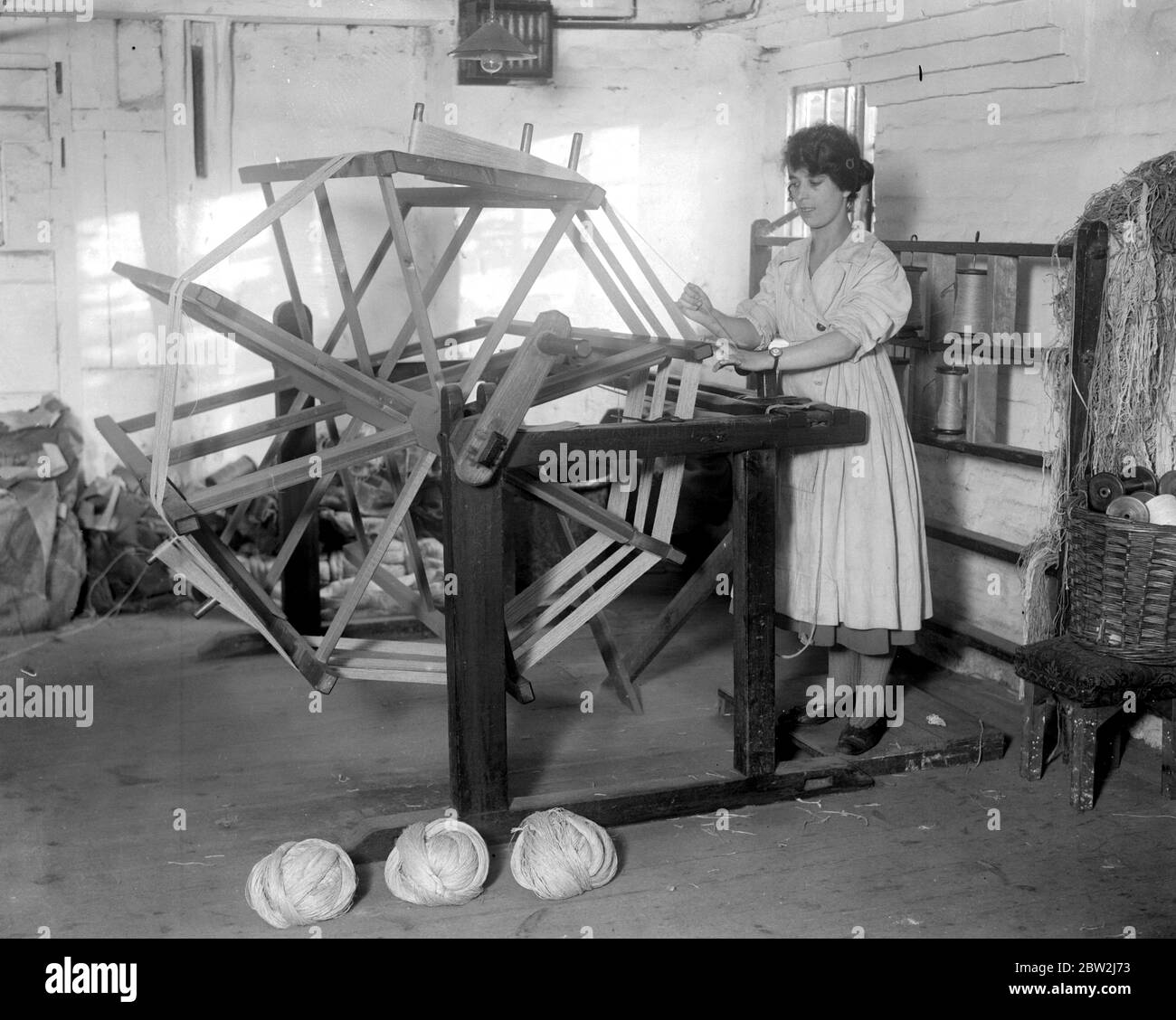 Fabrication de tapis à Wilton . La roue gauchissement . 1920 Banque D'Images