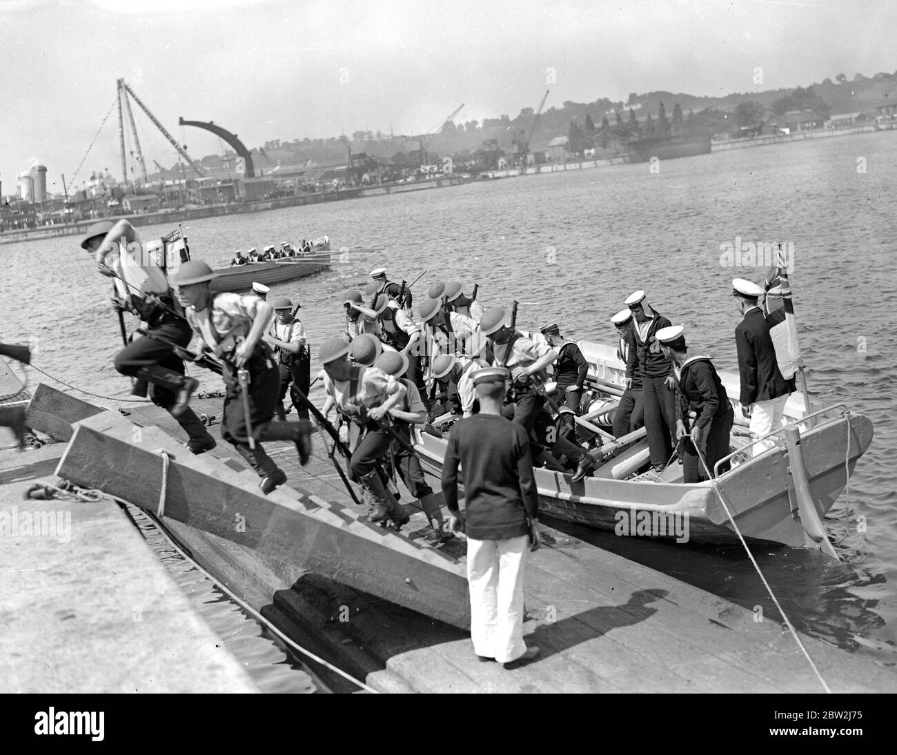 Semaine de la marine de Chatham. Une partie d'atterrissage en ordre de combat (un accident dans la semaine de navey de Chatham). 4 août 1933 Banque D'Images