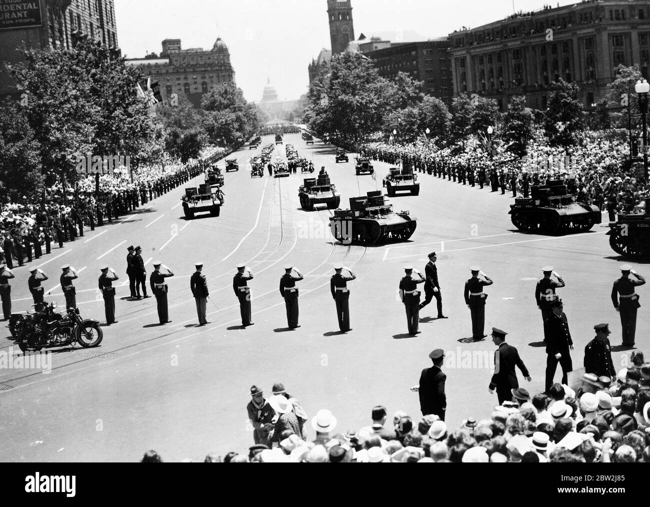 La tournée royale du Canada et des États-Unis par le roi George VI et la reine Elizabeth , 1939 le roi et la reine arrivent à Washington pour rencontrer le président Roosevelt. U S chars de l'armée dans le cortège de la Maison Blanche. Banque D'Images