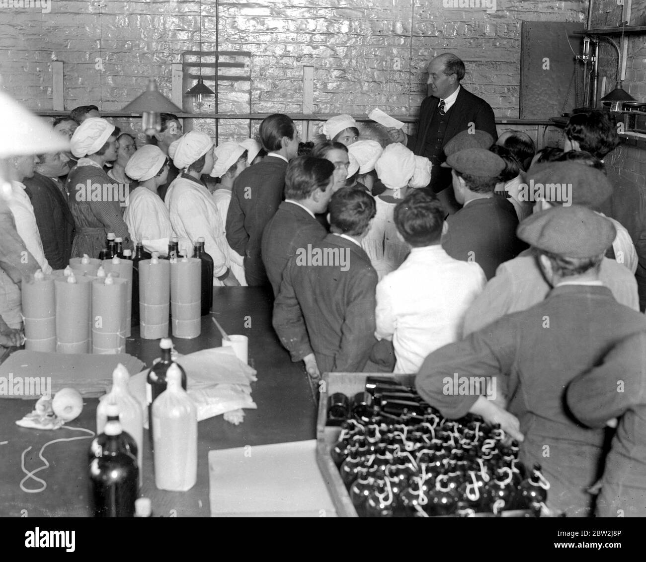 Dr Jowett , le directeur des travaux, qui insiste sur la nécessité d'une coopération entre les travailleurs et les employeurs dans une allocution au personnel de Burroughs Wellcome and Co's Chemical Factory à Dartford . 12 février 1921 Banque D'Images