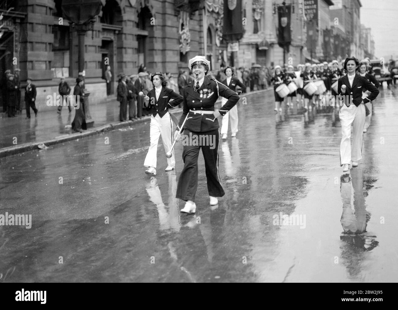 La tournée royale du Canada et des États-Unis par le roi George VI et la reine Elizabeth , 1939 le roi et la reine étant accueillis par le Thief River Falls Girl Band du Minnesota , États-Unis , en paradant sous la pluie sur Portage Avenue , la rue principale de Winnipeg , Canada . Banque D'Images