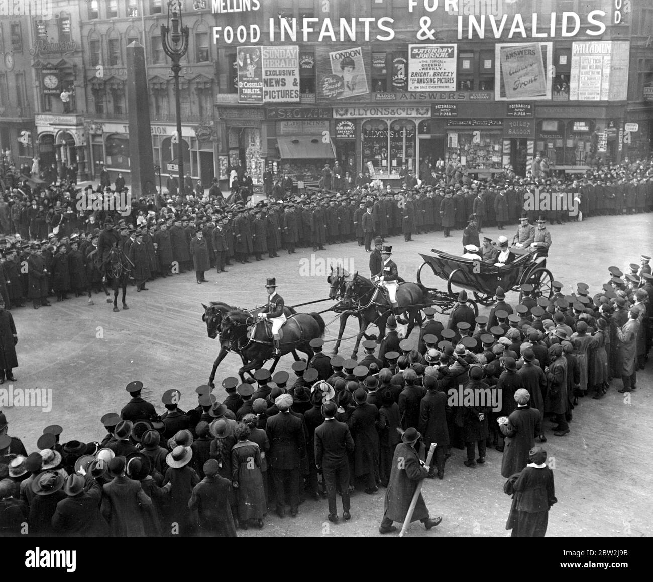 Journée américaine à Londres. Le Roi, la Reine et la princesse Mary. 20 avril 1917 Banque D'Images