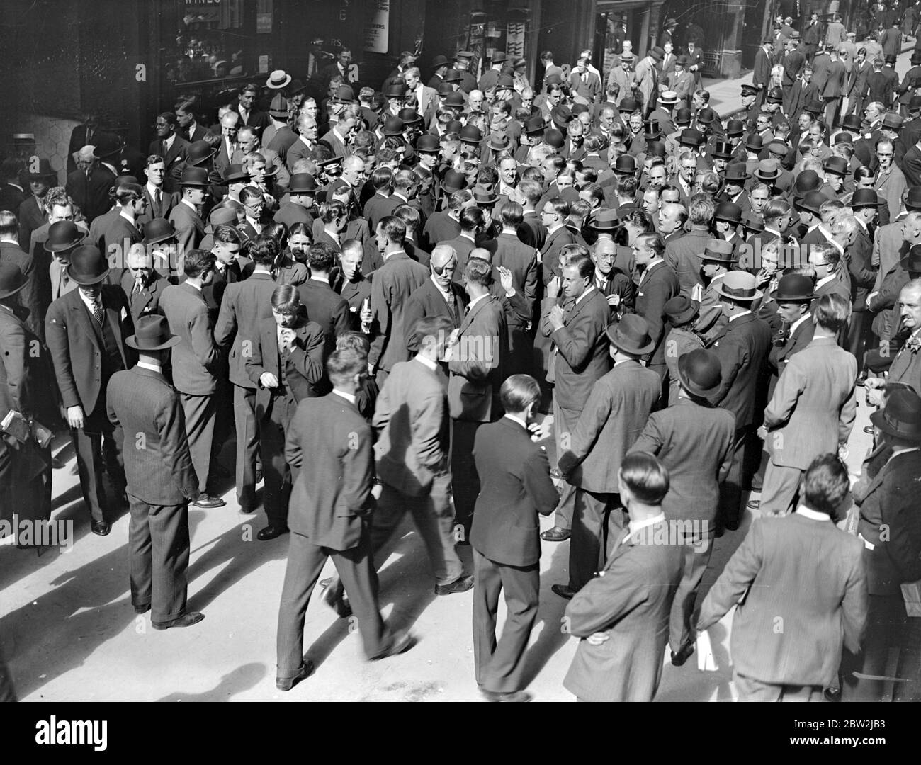 Foules à l'extérieur de la Bourse. Juillet 1933 Banque D'Images