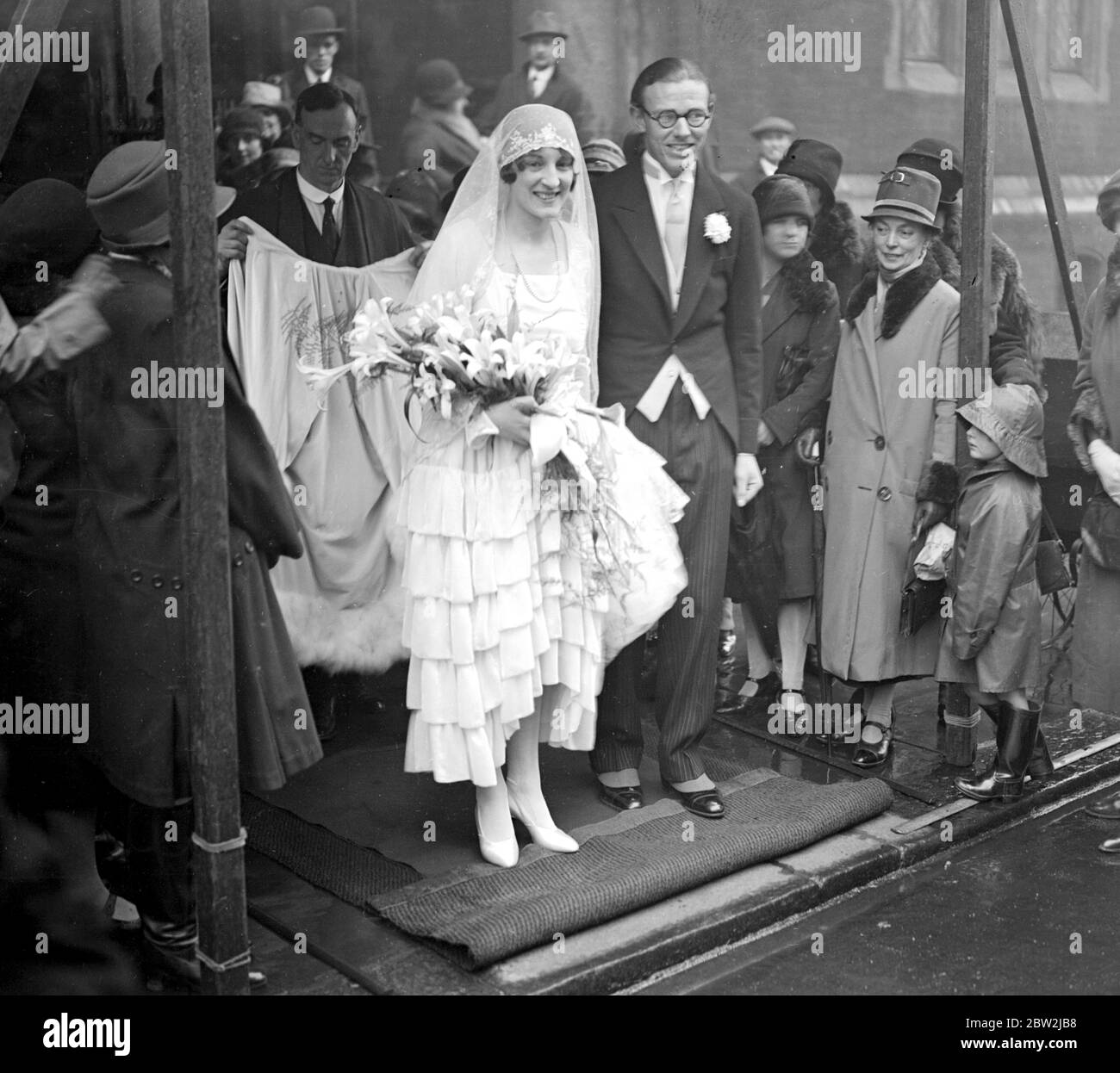 Mariage de M. Spencer Curtis Brown et de Mlle Enid Jean Watson à la rue Pont de St Columba, Londres. 26 janvier 1928 Banque D'Images