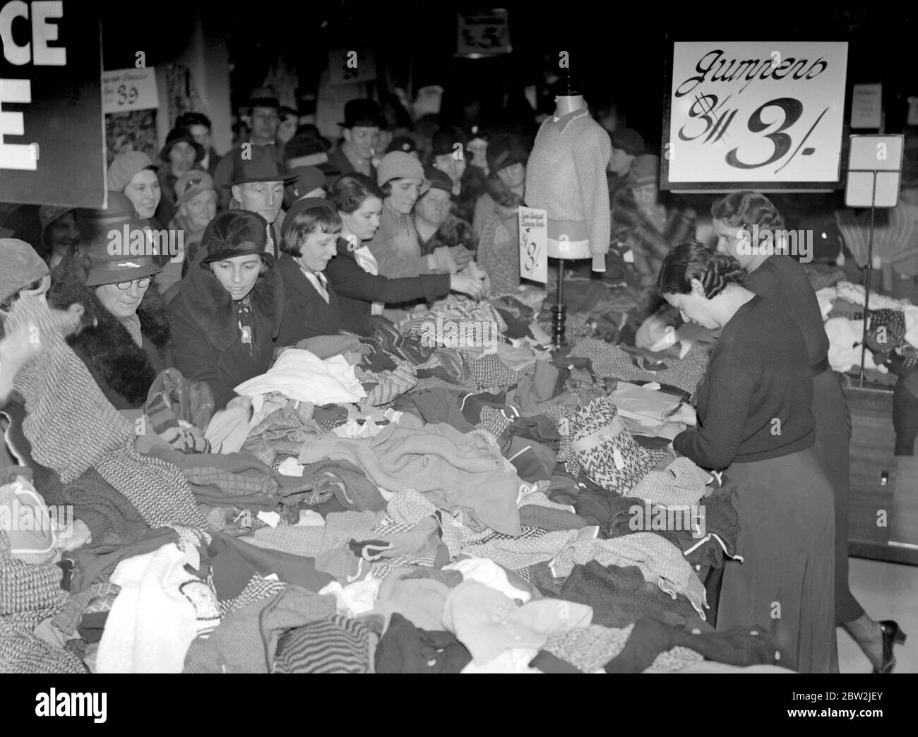 Ventes d'hiver en cours à Selfridges , le grand magasin. 28 décembre 1933 Banque D'Images