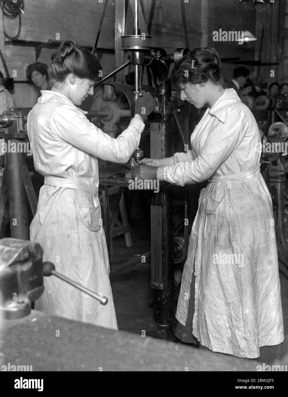 Jeune fille ayant reçu une formation pour les usines de munitions à la L.C.C. Institut technique, Shoreditch. 1914-1918 Banque D'Images