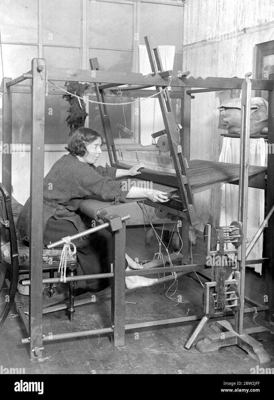 La fraternité des tisserands à South Holmwood. Tissage sur le métier à main. 11 novembre 1919 Banque D'Images
