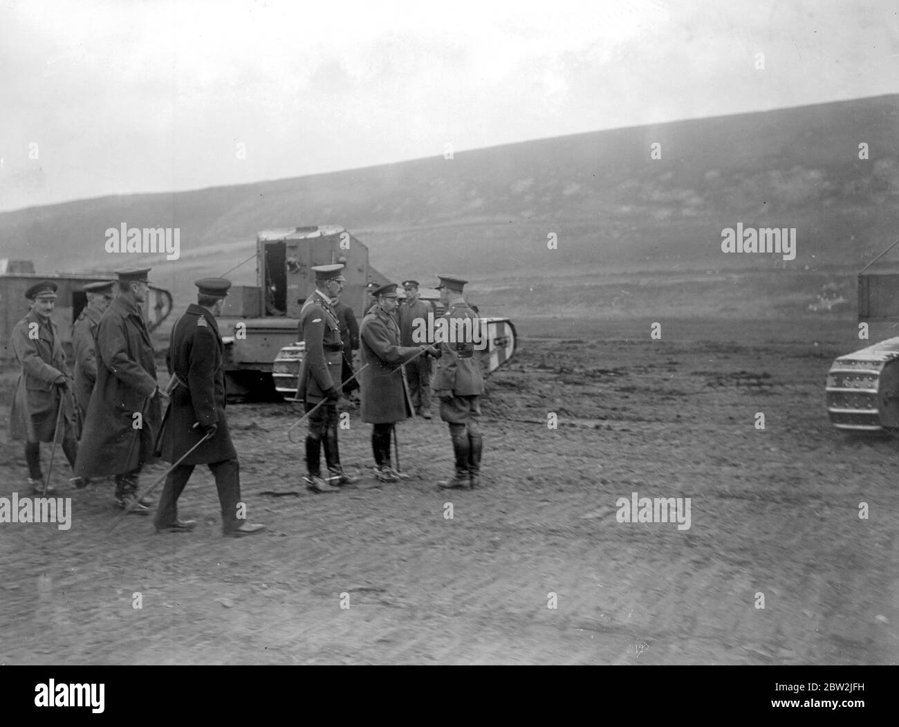 Le roi inspecte le corps de formation de chars au dépôt du Sud. Inspection de l'équipage d'un réservoir. 25 octobre 1918 Banque D'Images